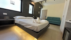 Familjerum - 1 queensize-säng med bäddsoffa - privat badrum - bottenvåning | 1 sovrum, skrivbord och gratis wi-fi