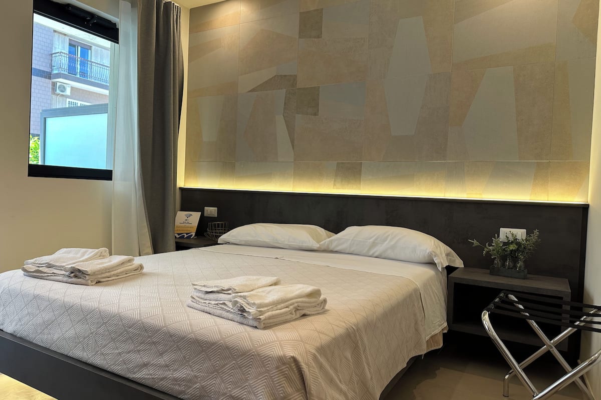 Luksusrom, 1 queensize-seng, privat bad, 1. etasje | 1 soverom, skrivebord og wi-fi (inkludert)
