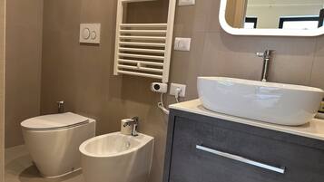 Quarto superluxo, 1 cama Queen, banheiro privativo, no piso térreo | Banheiro | Secador de cabelo