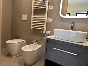 Luxury Room, 1 Queen Bed, Private Bathroom, Ground Floor | Bathroom