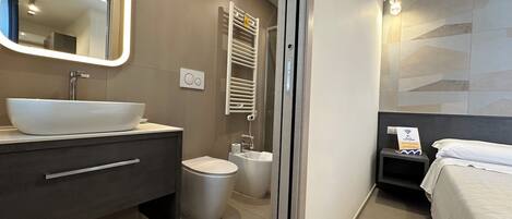 Quarto clássico, 1 cama Queen, banheiro privativo, no piso térreo | Banheiro | Secador de cabelo