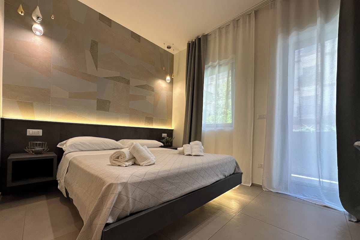 Deluxe Room, 1 Queen Bed, Private Bathroom | 1 bedroom, desk, free WiFi