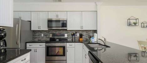 Refrigerador, microondas, horno, placa de cocina