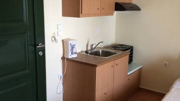 Fridge, microwave, oven, coffee/tea maker