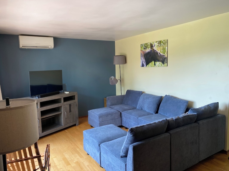 Charming Farmhouse Upper Floor With 2 Bedrooms And Wifi, Ac In Warroad - Minnesota