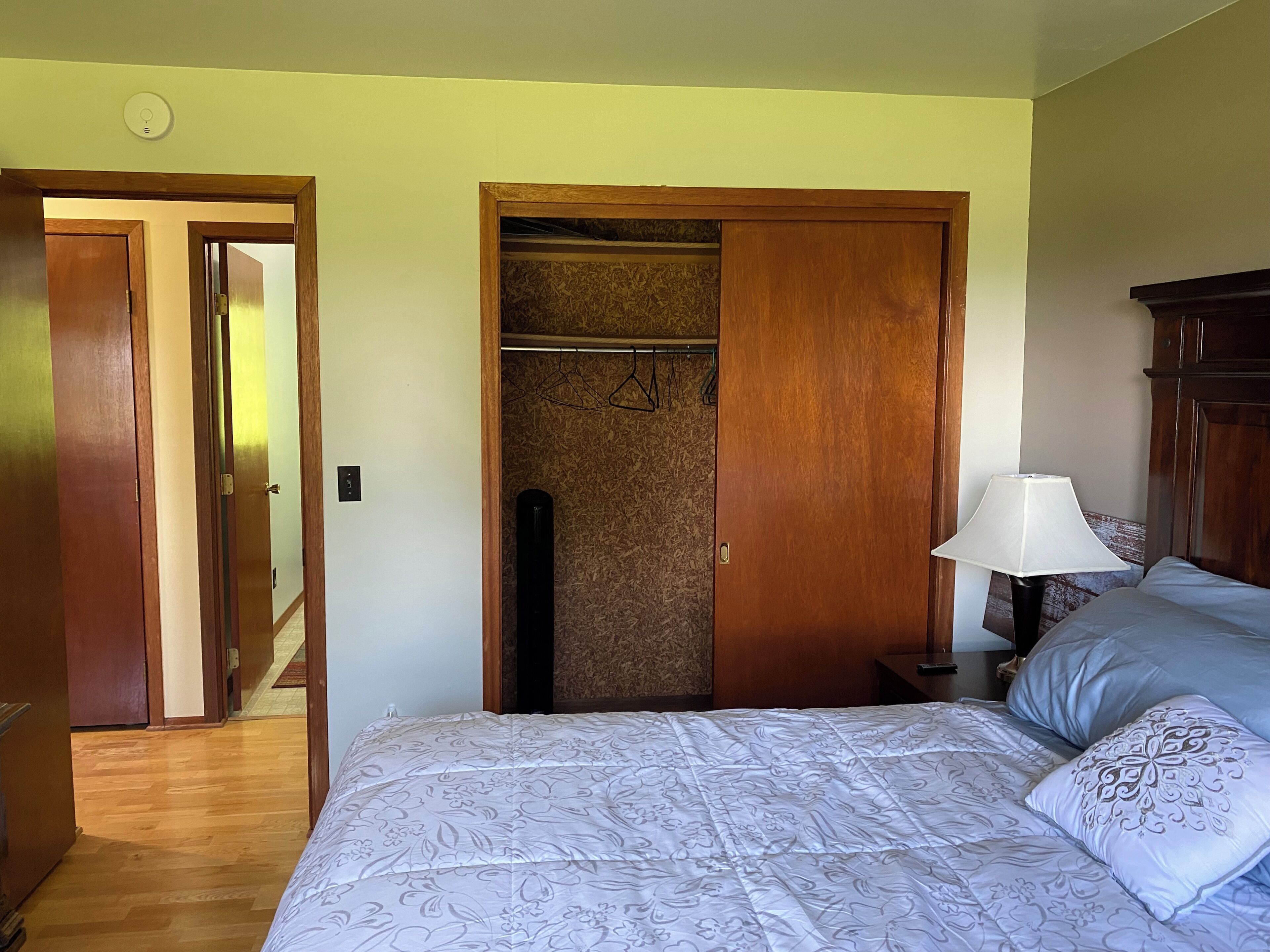 2 habitaciones, escritorio, tabla de planchar con plancha y wifi gratis 