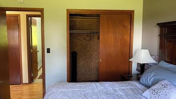 2 bedrooms, desk, iron/ironing board, free WiFi