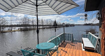 Cozy boathouse in enchanting Stevens Point with AC
