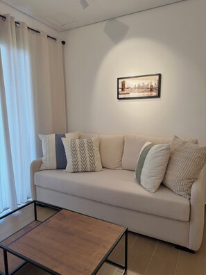 WECO STAY delSol Deluxe Double (One Bedroom) | Living area | 55-inch Smart TV with cable channels - WECO STAY delSol (Asunción)