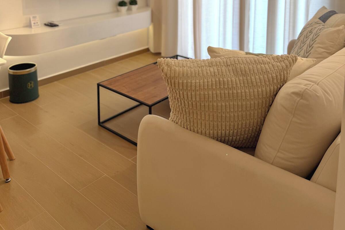 Departamento Deluxe, 1 cama King size y sofá cama, cocina, vista a la ciudad | Área de sala de estar | Smart TV de 55 pulgadas con canales por cable 