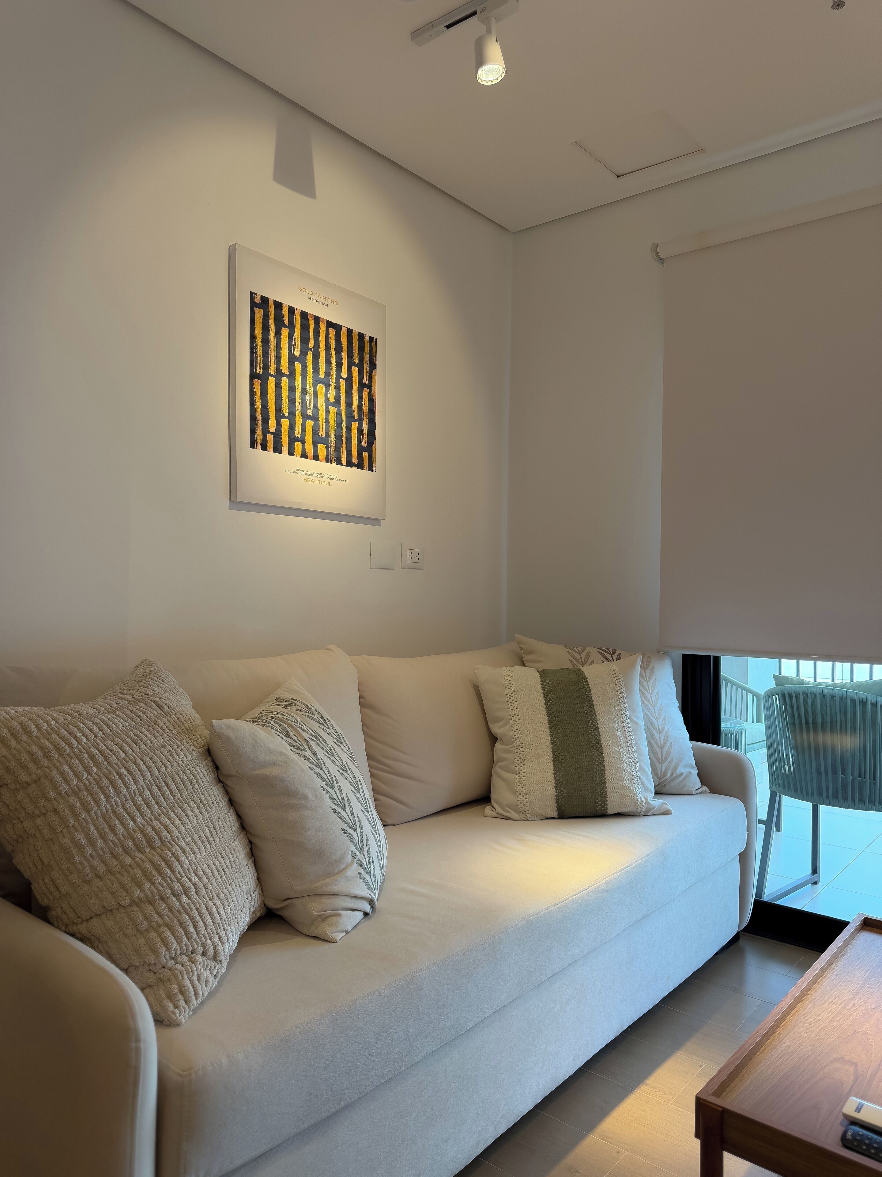 Leilighet, 2 soverom, kjøkken, byutsikt | Oppholdsområde | En 55-tommers smart-TV med kabel-kanaler