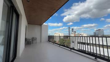 Leilighet, 2 soverom, kjøkken, byutsikt | Terrasse/patio