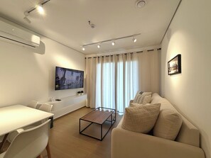 55-inch Smart TV with cable channels - WECO STAY delSol (Asunción)