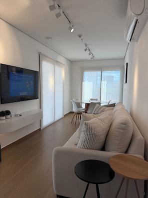 Familienapartment, 2 Schlafzimmer, Küche, Stadtblick | Wohnbereich | 55-Zoll-Smart-TV mit Kabelempfang
