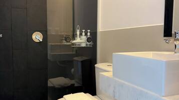 經典開放式客房, 城市景觀 | 浴室 | 淋浴設備、吹風機、毛巾、肥皂