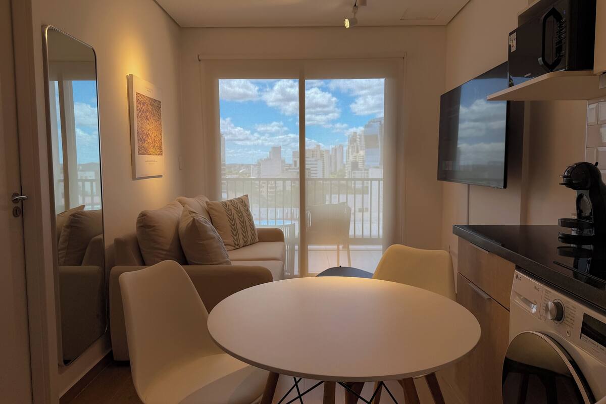 Departamento superior, vista a la ciudad | Área de sala de estar | Smart TV de 55 pulgadas con canales por cable 