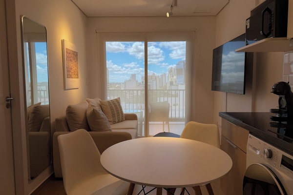 Apartamento superior, vistas a la ciudad | Zona de estar | Smart TV de 55 pulgadas con canales por cable