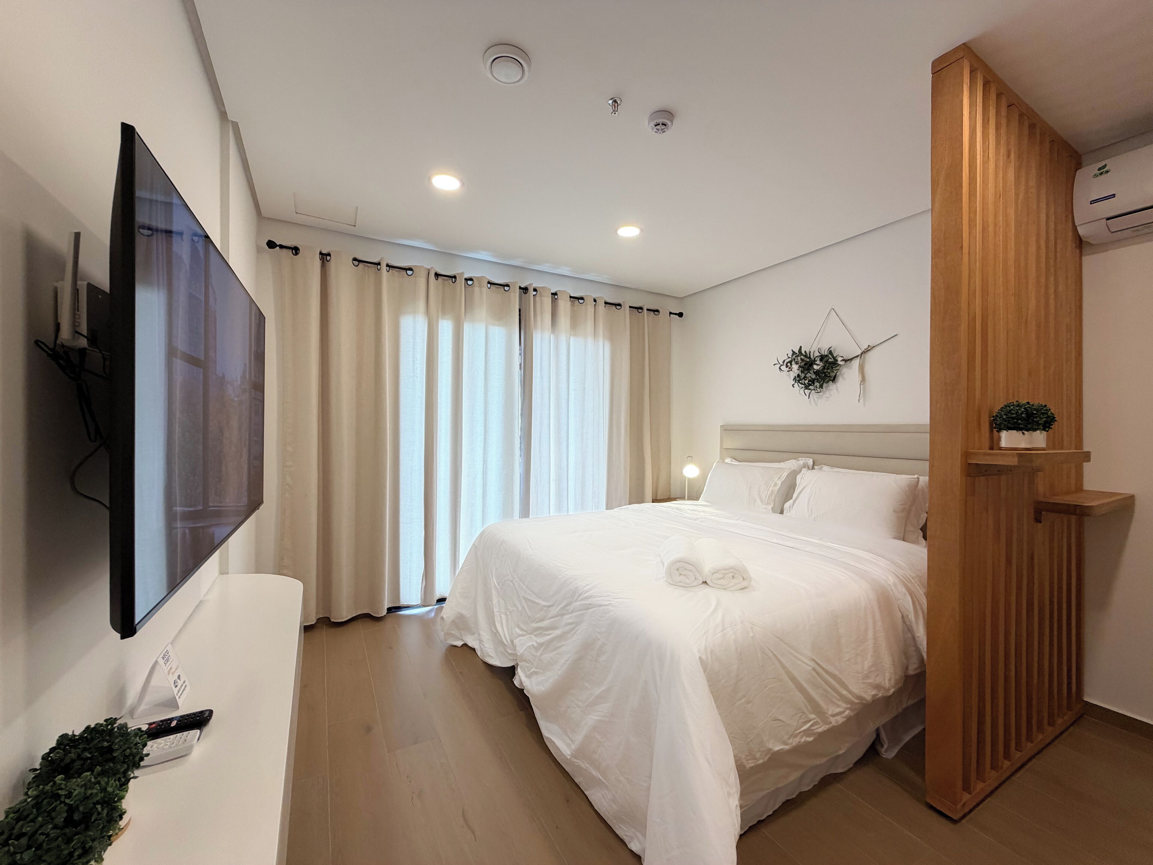 Blendingsgardiner og wi-fi (inkludert)