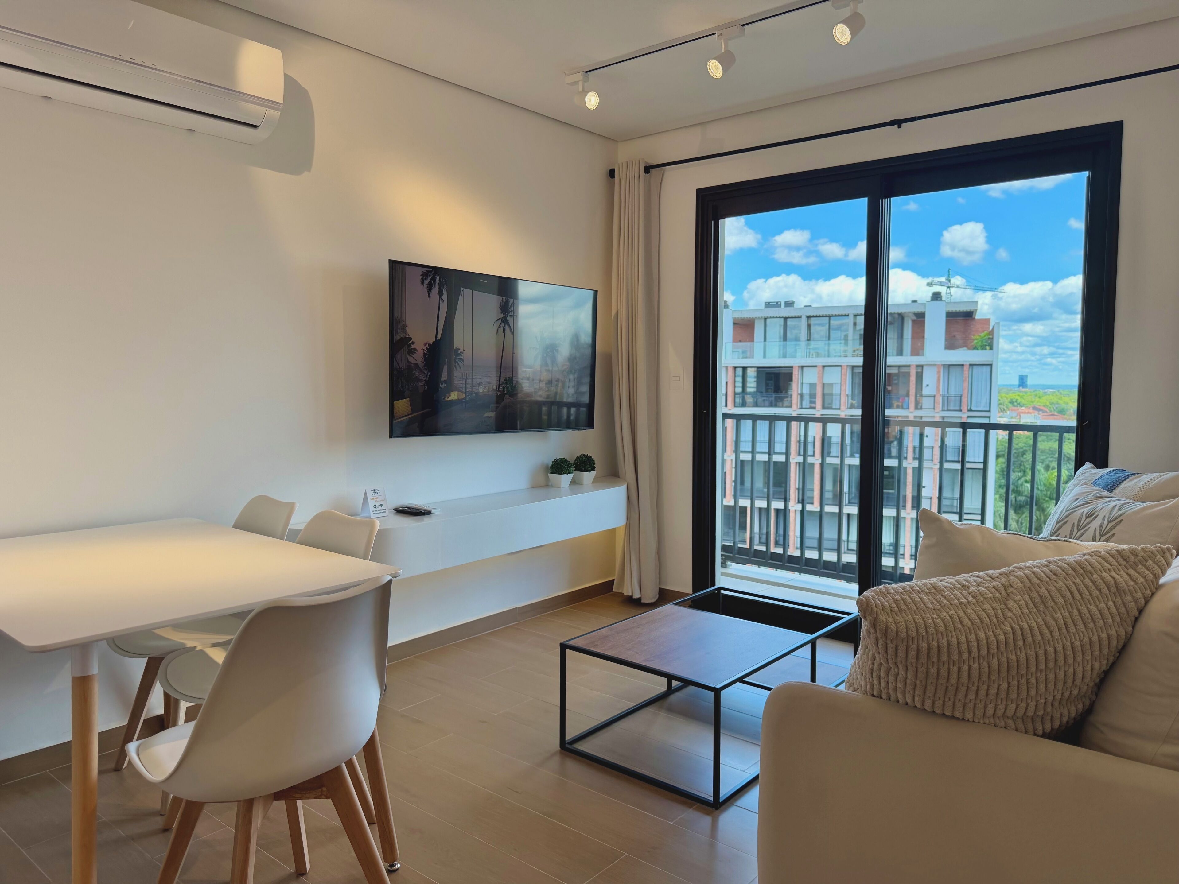 디럭스 아파트, 킹사이즈침대 1개 및 소파베드, 주방, 시내 전망 | 거실 공간 | 케이블 채널 시청이 가능한 55인치 스마트 TV