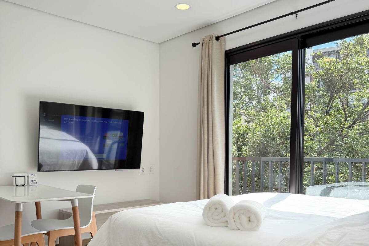 Estudio clásico, vista a la ciudad | Cortinas blackout y wifi gratis 