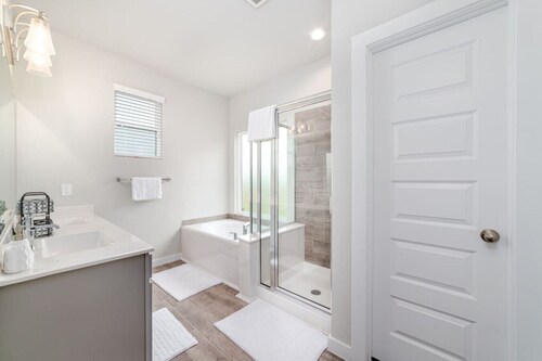 Modern & Spacious 4-Bedroom Home in Rosenberg, TX