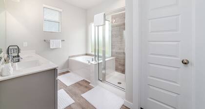 Modern & Spacious 4-Bedroom Home in Rosenberg, TX