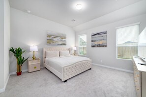 4 bedrooms, desk, iron/ironing board, WiFi - Modern & Spacious 4-Bedroom Home in Rosenberg, TX (Rosenberg)