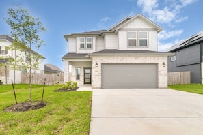 Exterior - Modern & Spacious 4-Bedroom Home in Rosenberg, TX (Rosenberg)