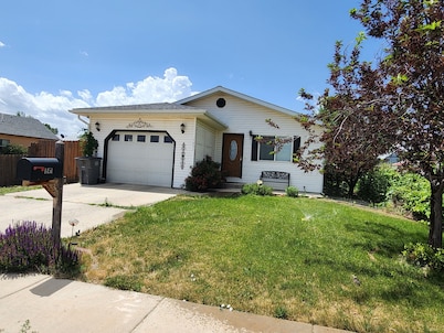 Quiet charming 3-bedroom house in central Cortez with WiFi and central air.