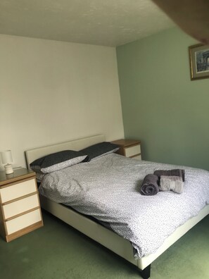 5 bedrooms, iron/ironing board, WiFi, bed sheets - Peaceful location 5 minutes from Taunton town Centre (Trull)