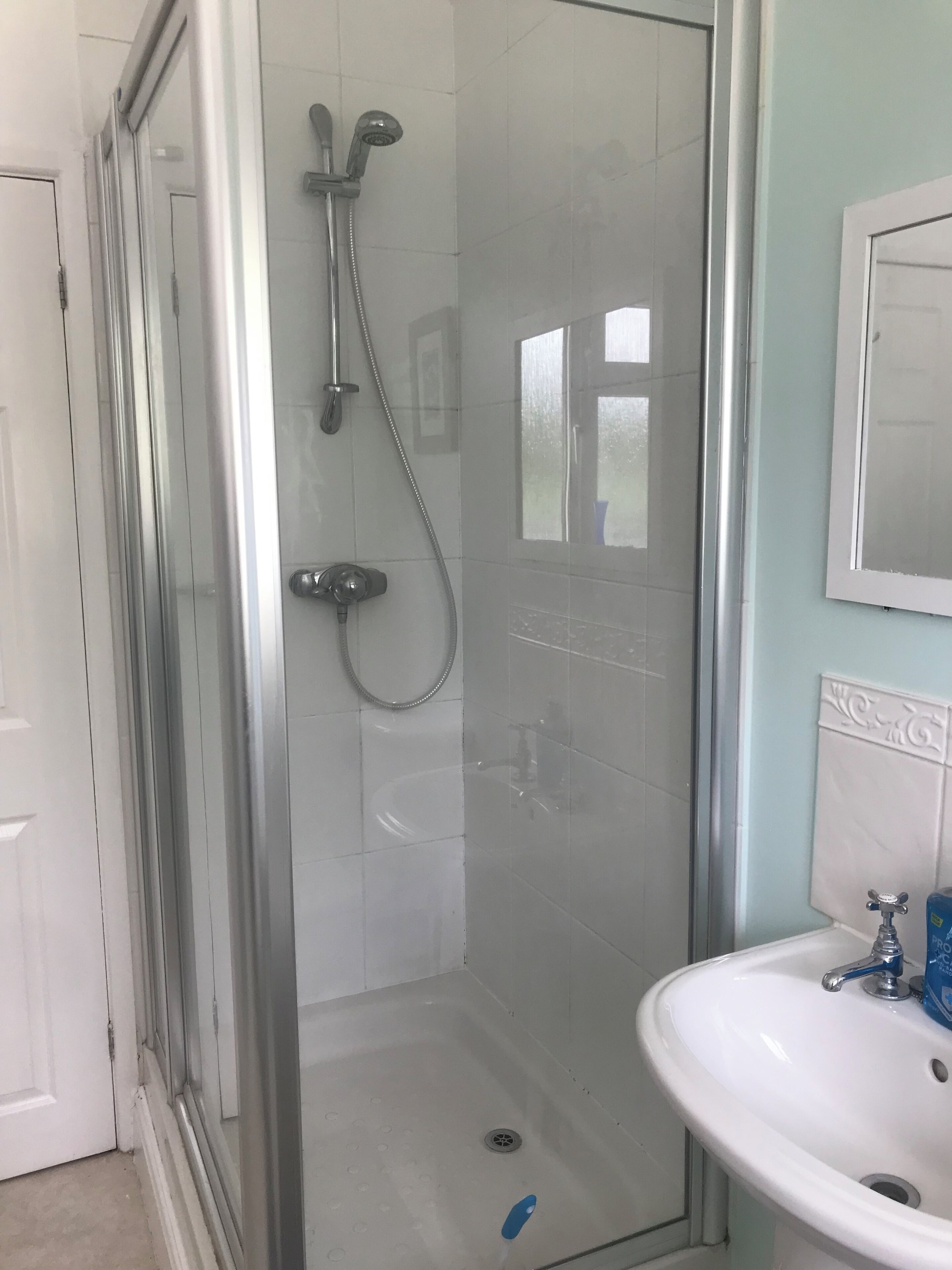 Ducha, toallas, papel higiénico