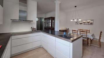 Fridge, dishwasher, coffee/tea maker