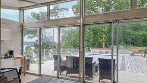 Eine moderne Küche mit Blick auf eine Terrasse und eine Sitzgelegenheit im Freien.
