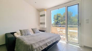 1 chambre, fer et planche à repasser, draps fournis