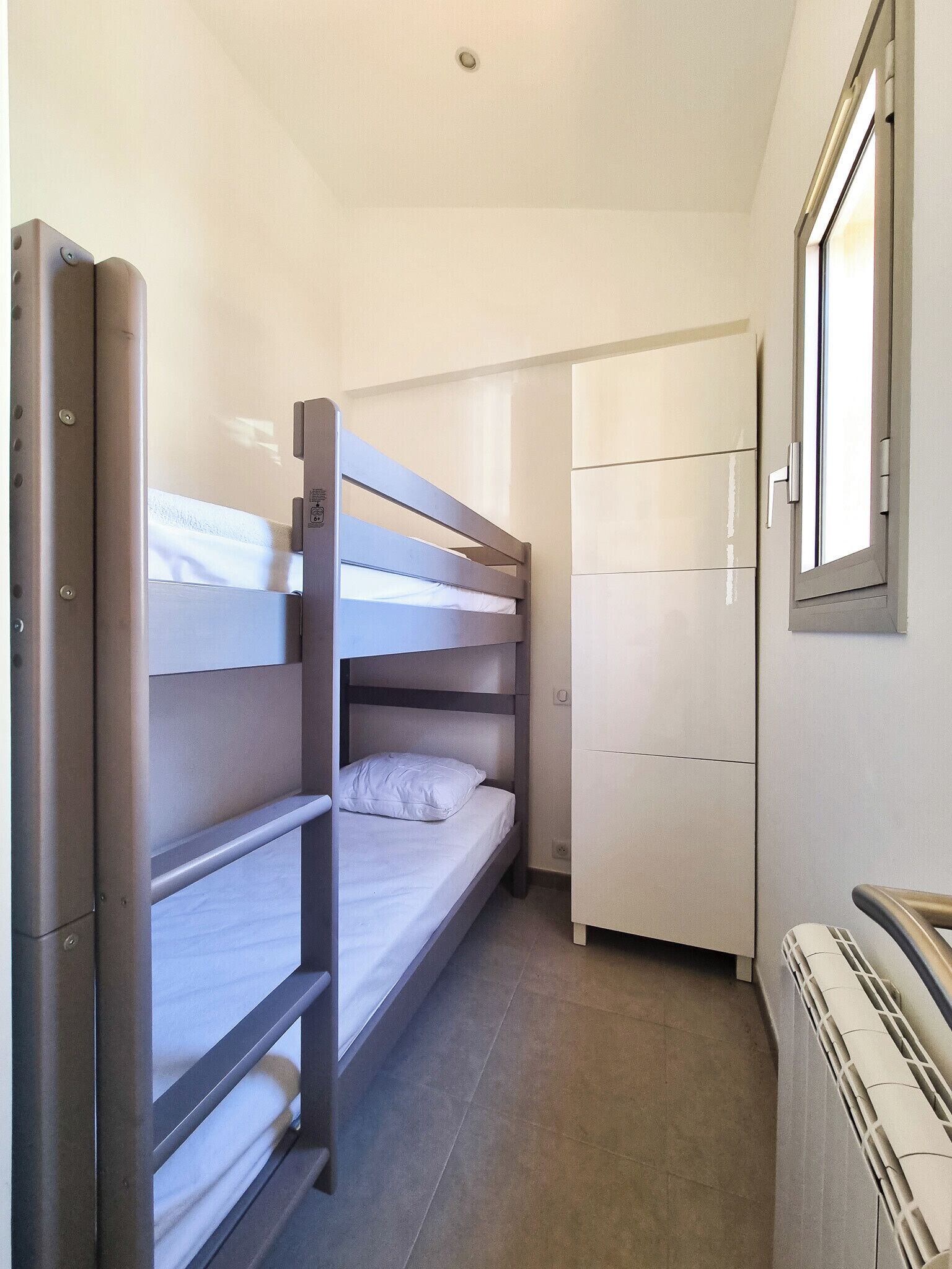 1 chambre, fer et planche à repasser, draps fournis
