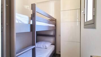 1 chambre, fer et planche à repasser, draps fournis