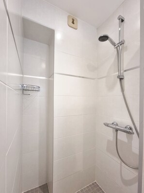 Regadera, amenidades de baño gratuitas, secadora de cabello, toallas