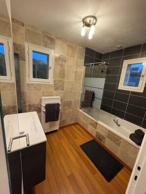 Shower, hair dryer, towels, toilet paper - Bevan Kaer (Ploubazlanec)
