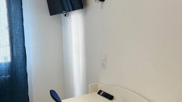 1 slaapkamer, een bureau, een laptopwerkplek, gratis wifi