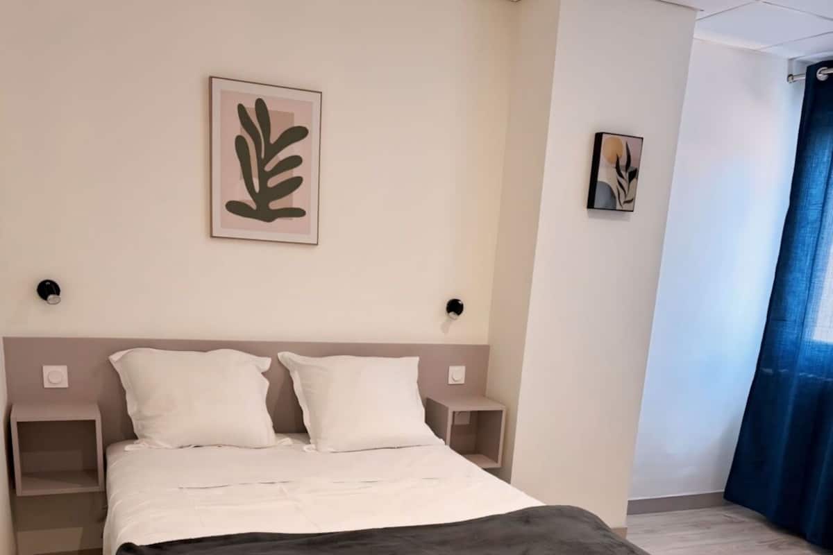 Desk, laptop workspace, WiFi (free), bed sheets