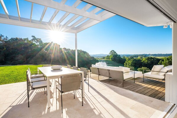 تناول الطعام بالخارج