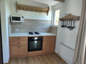 Een koelkast, een microgolfoven, een oven, een kookplaat