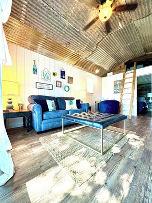 Living area - #49 Cozy Lake Front Cabin w/AC, WiFi & Breathtaking Views! Marina w/Free Fishing (Quinlan)