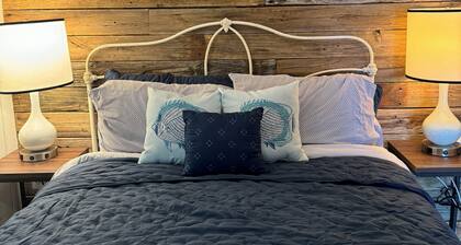 #49 Cozy Lake Front Cabin w/AC, WiFi & Breathtaking Views! Marina w/Free Fishing