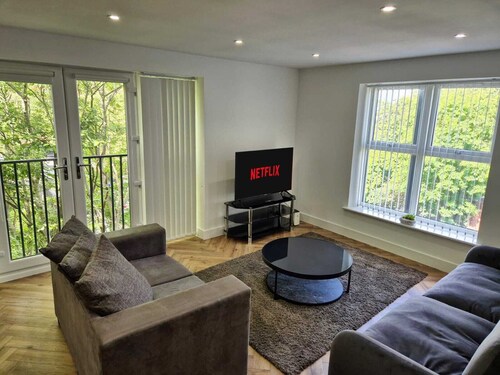 Spacious City Living / Free Parking