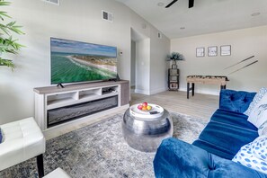 Smart TV, chimenea, futbolito y tenis de mesa 