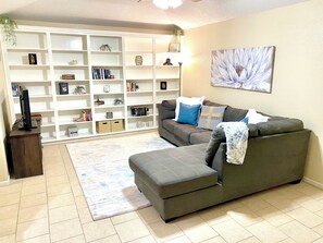 Smart-TV, DVD-spiller og bøker