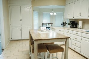 Fridge, microwave, oven, stovetop - Large 4-bd 3 bath home + bonus room. Dogs are welcome w/fee. Sleeps 16+ (Abilene)
