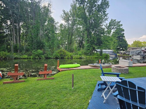 Creekside Cottage w/Lake access, Dock, Hot tub, Canoe/Kayaks