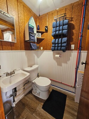 Dusche, Haartrockner, Handtücher, Seife